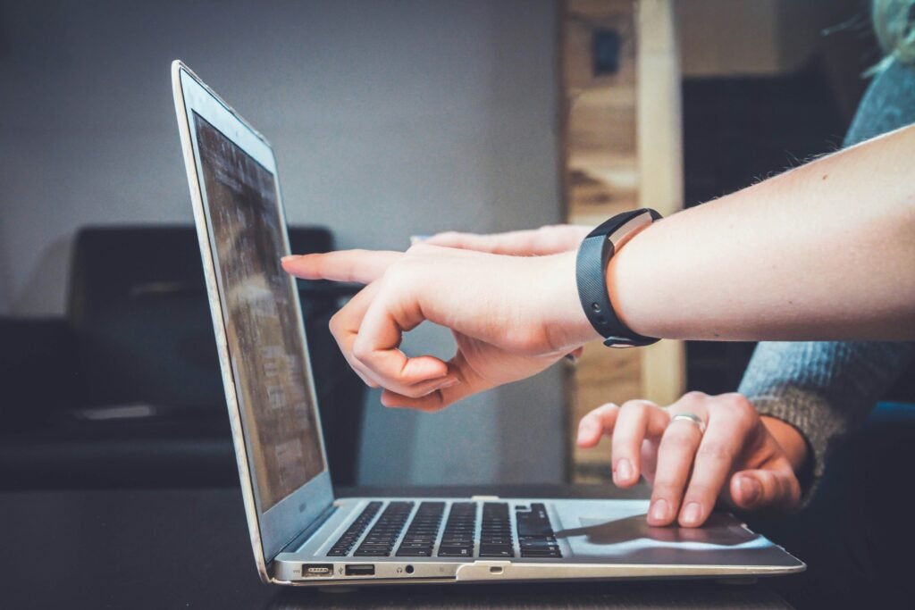 Tampilan jasa optimasi SEO profesional Digitech Solution pada laptop dan smartphone untuk meningkatkan peringkat website di Google.